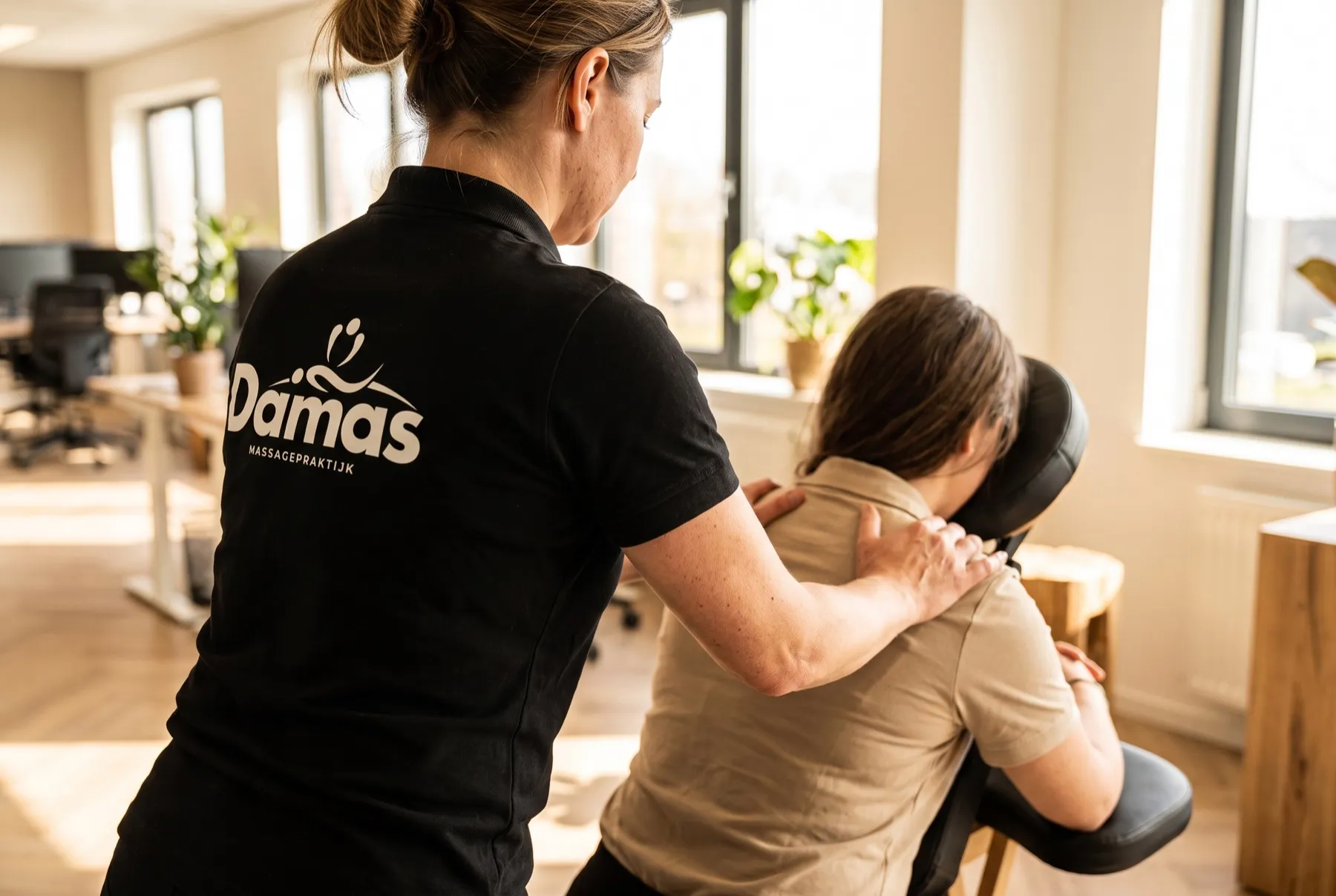 Esther geeft een stoelmassage op locatie bij een bedrijf