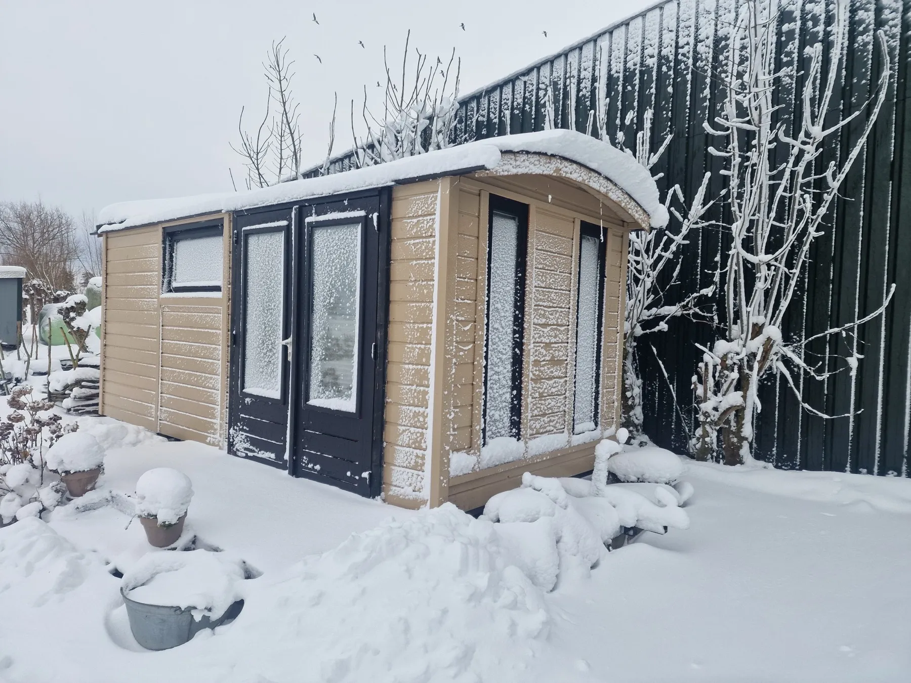 De praktijk van Damas Massagepraktijk in Vlist, in een winters landschap